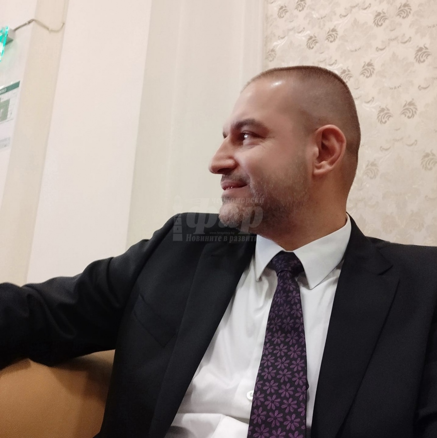 Шефът на художниците избухна: Очаквам следващият министър на културата да бъде диригентът на военния оркестър, майор, полковник 