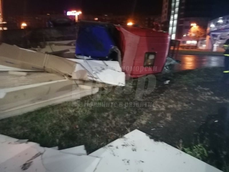 ТИР катастрофира след гонка с полицията на пасарелката край Мираж