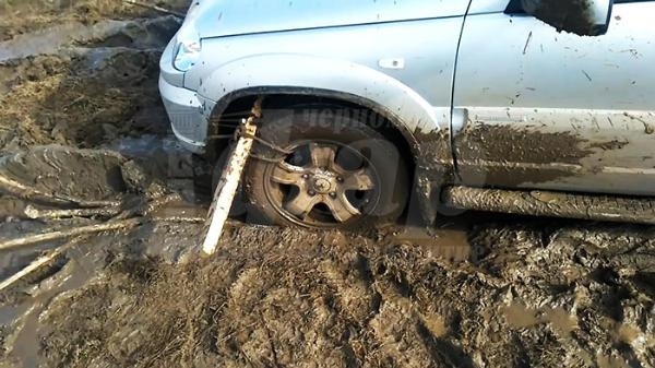 Автомобил затъна в калта след гонка с полицията в Бургас