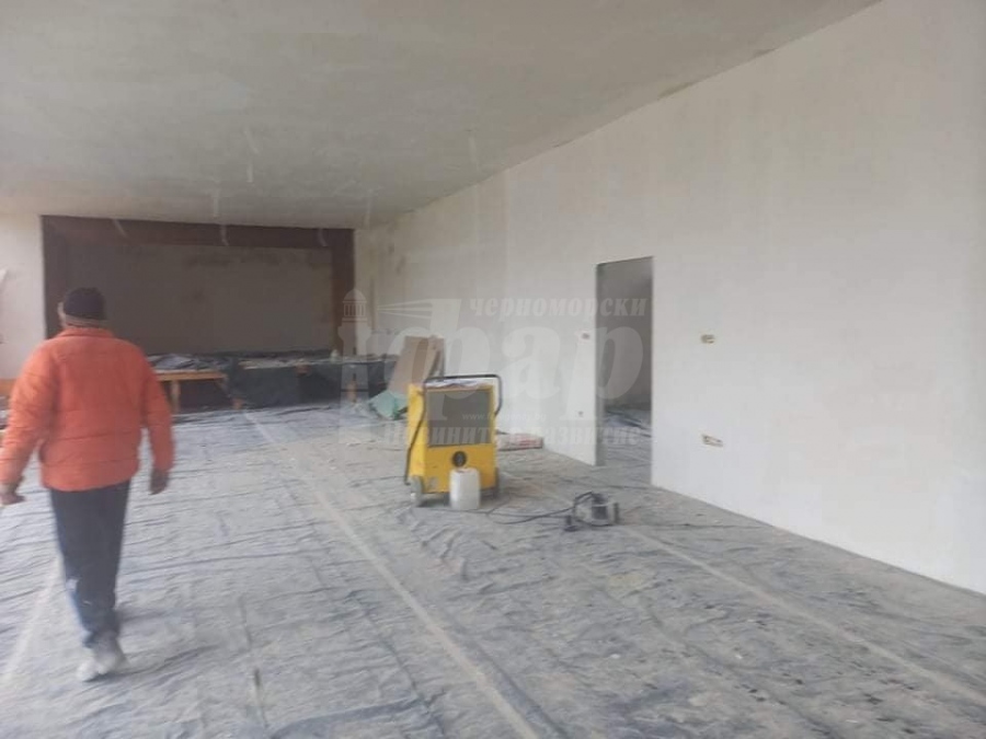 Започна ремонтът на военния клуб в Средец