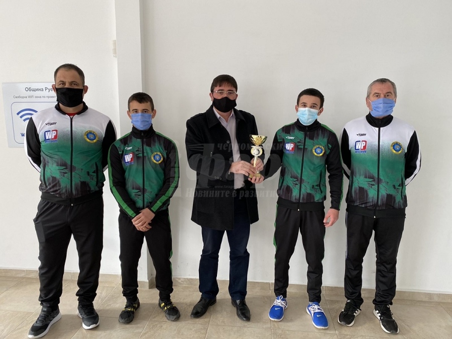 Клубът по борба в Руен подари купа на кмета Исмаил Осман