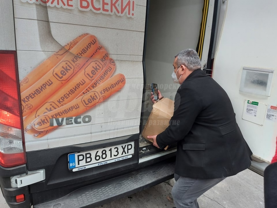 Ваксините в Бургас пристигнаха с микробус за кренвирши и под полицейски ескорт