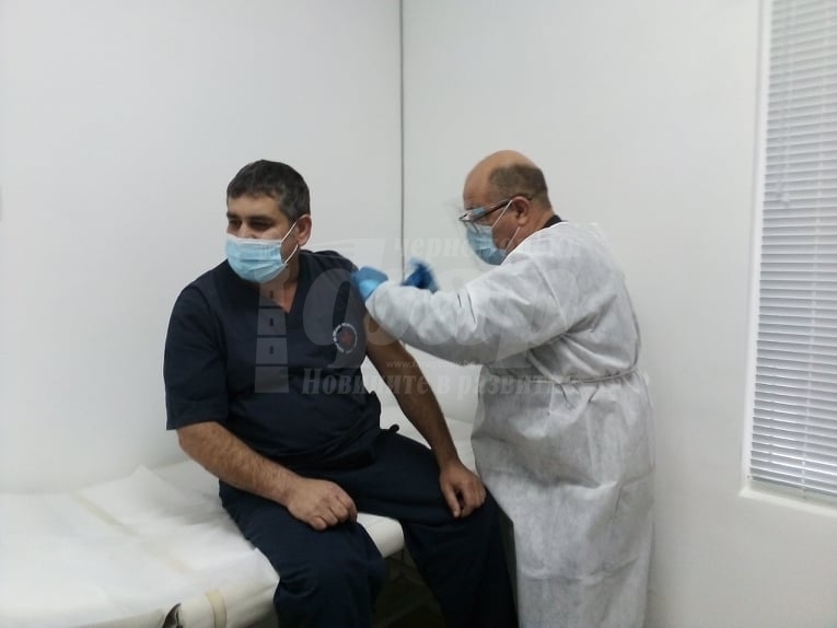 40 спешни медици ще бъдат ваксинирани в РЗИ-Бургас