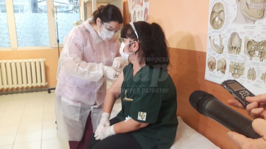 Медицинска сестра с 40 години стаж-първата ваксинирана срещу КОВИД в УМБАЛ-Бургас