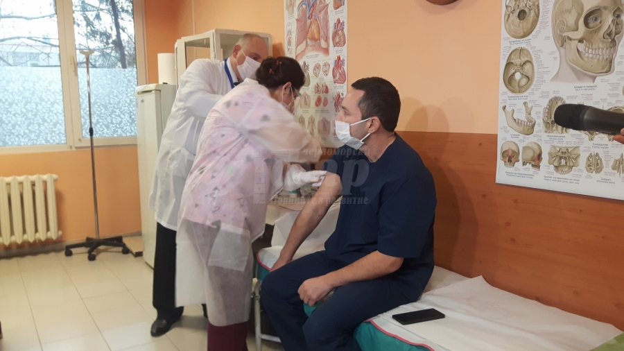  Първите ваксините в Бургас без странични реакции 