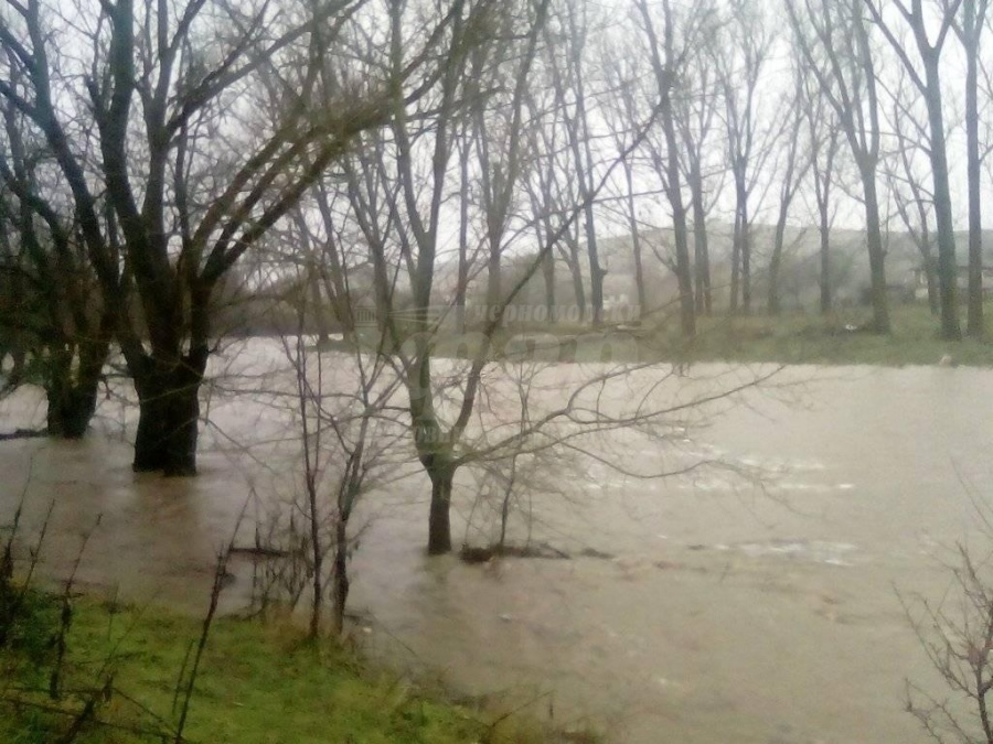 Река Средецка излезе от коритото си, ето каква е обстановката в община Средец