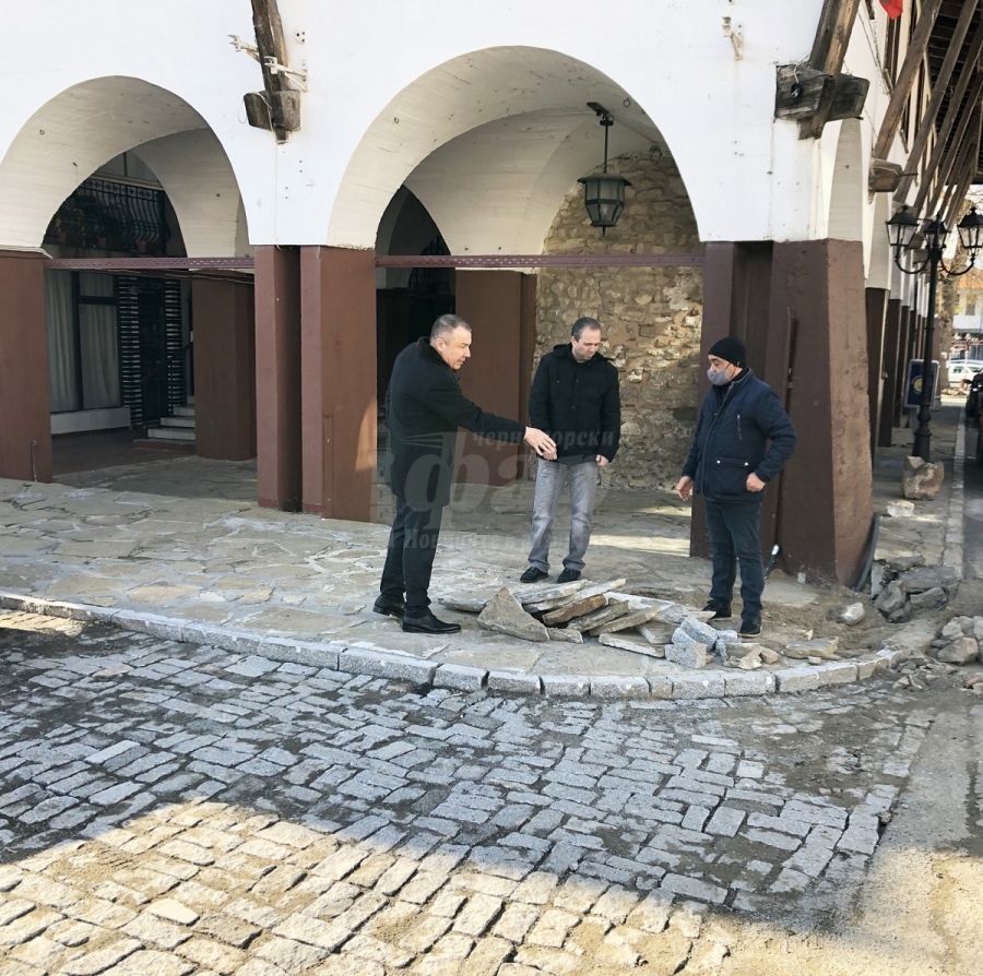 Кметът на Несебър провери как са ремонтите на улиците в Стария град
