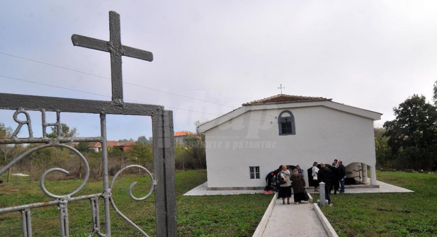 Българи и чужденци поддържат храм в средецко село