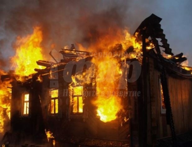 Къща в квартал Черно море рухна след пожар