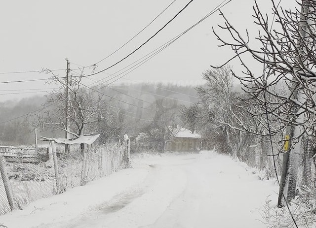 Динамична снежна обстановка в Руенско, паднал стълб остави три села без ток