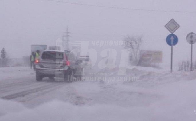 Обстановката в Айтоско остава усложнена, няма бедстващи хора