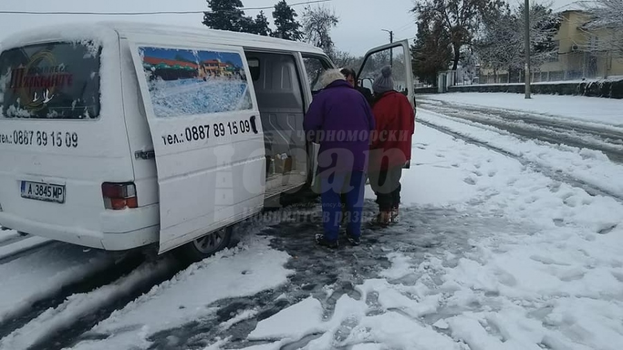 „Магазинът на колела“ достави хранителни продукти в карнобатско въпреки снега