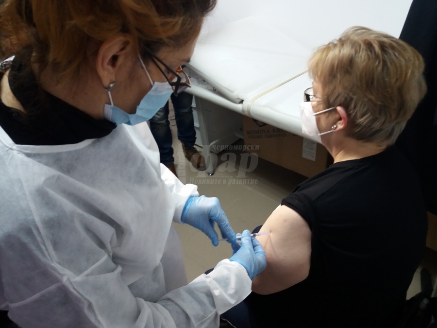 Приключва ваксинацията на първите учители в Бургас