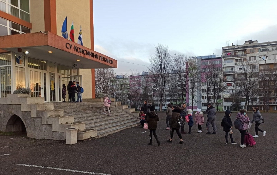 Учениците в СУ „Константин Петканов“ се завърнаха с радост в класните стаи, омръзнало им вкъщи