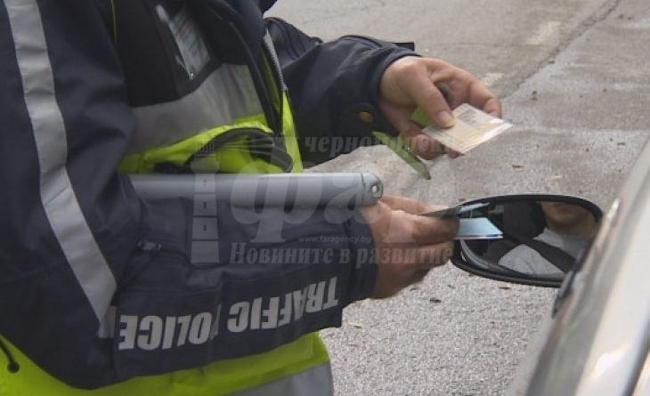 Полицаи в Камено отказаха 110 лева от шофьор 