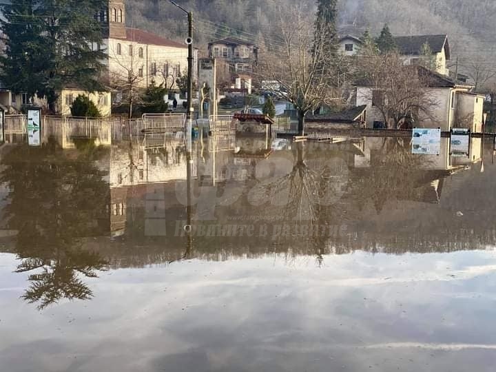Община Царево ще иска помощ от държавата за наводненото село Кости