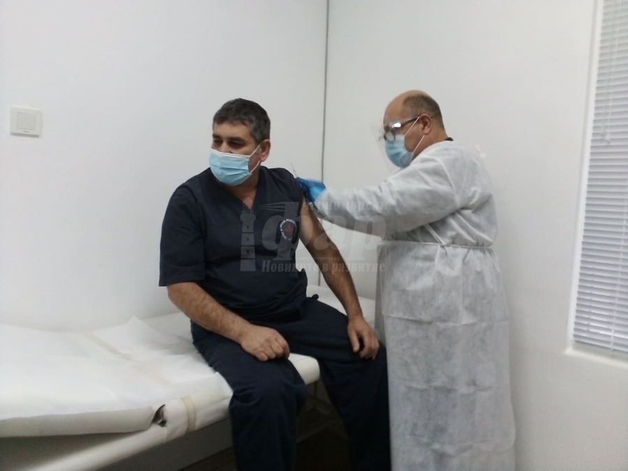 Без списък и заявка поставят ваксини в Бургас през почивните дни 