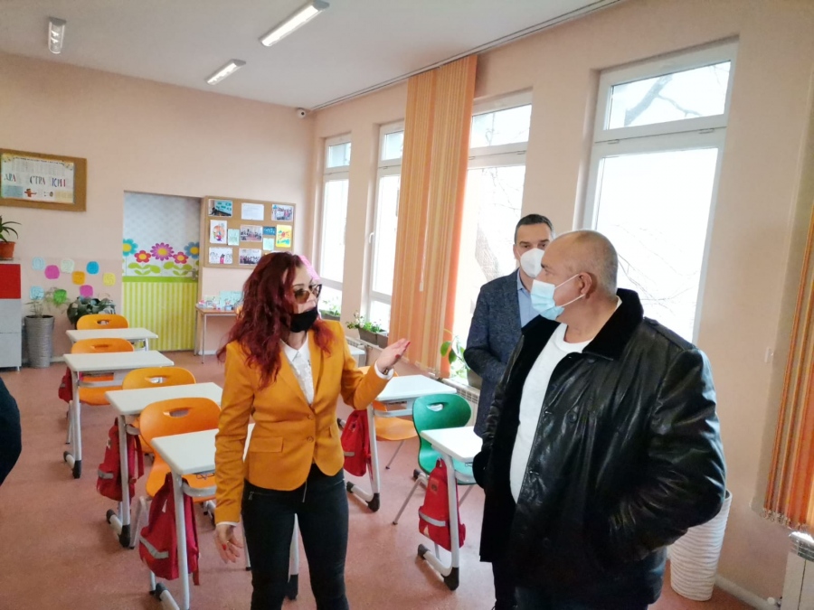 Министър-председателят посети училището в Горно Езерово