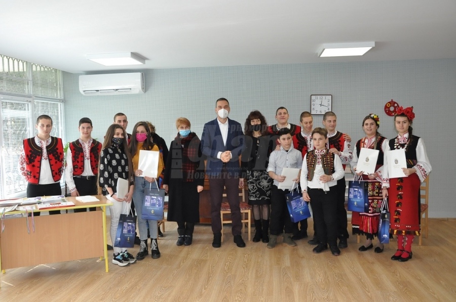 Талантливи ученици бяха наградени от кмета Димитър Николов 