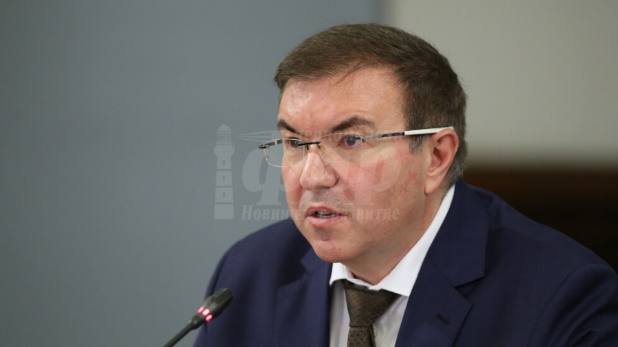 Министър Ангелов: „Надбягваме се с вируса и ще видим кой ще финишира пръв“