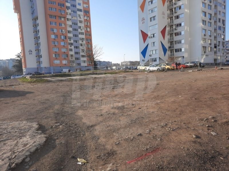Нов паркинг на мястото на стари гаражи в центъра на Меден рудник