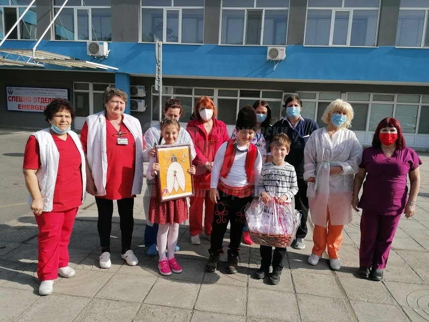 Деца направиха и подариха мартеници на медици в УМБАЛ Бургас