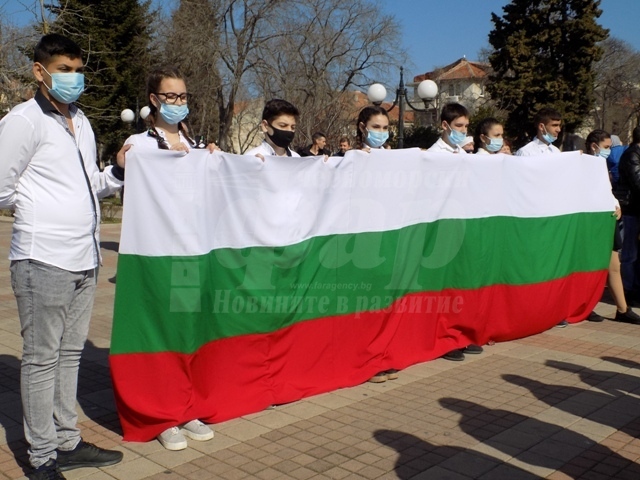 В Поморие-ученици  шестваха с 6-метрово знаме