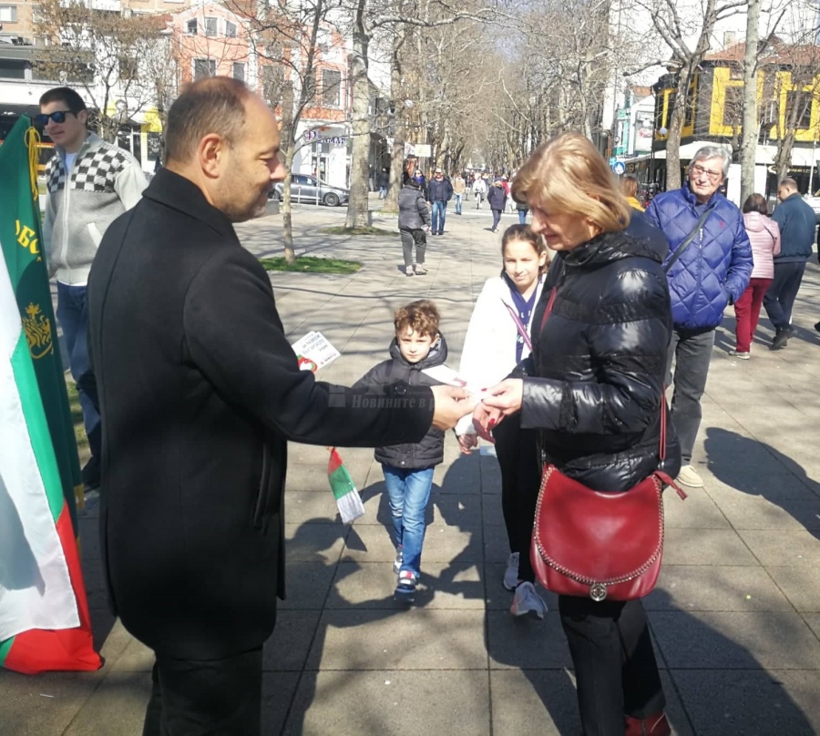 ВМРО раздаде над 1000 национални знамена и картички в Бургас