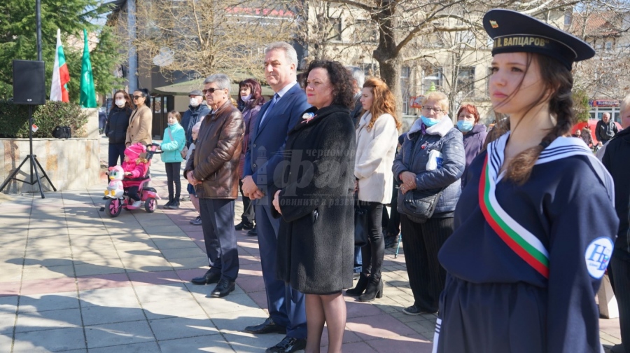 Ивелина Василева посрещна 3 март с айтозлии