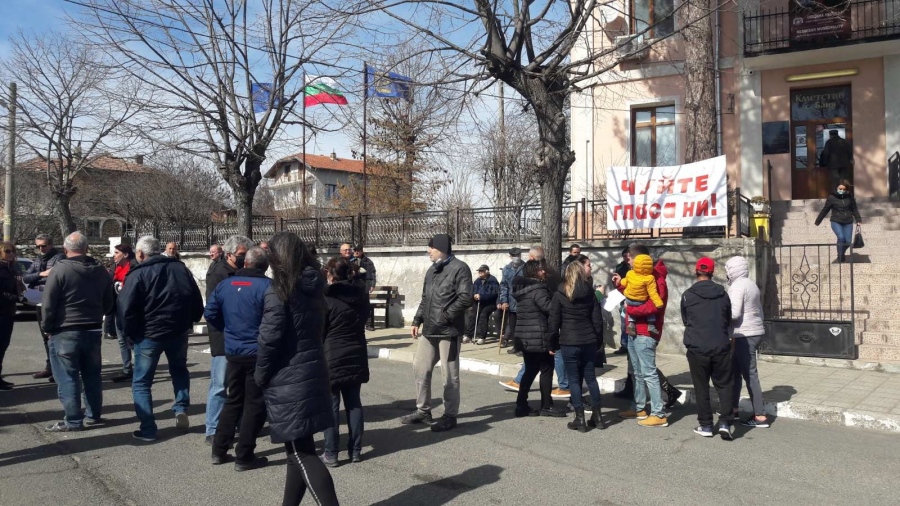 Жители на село Баня искат от Борисов да не се отделят в нова община