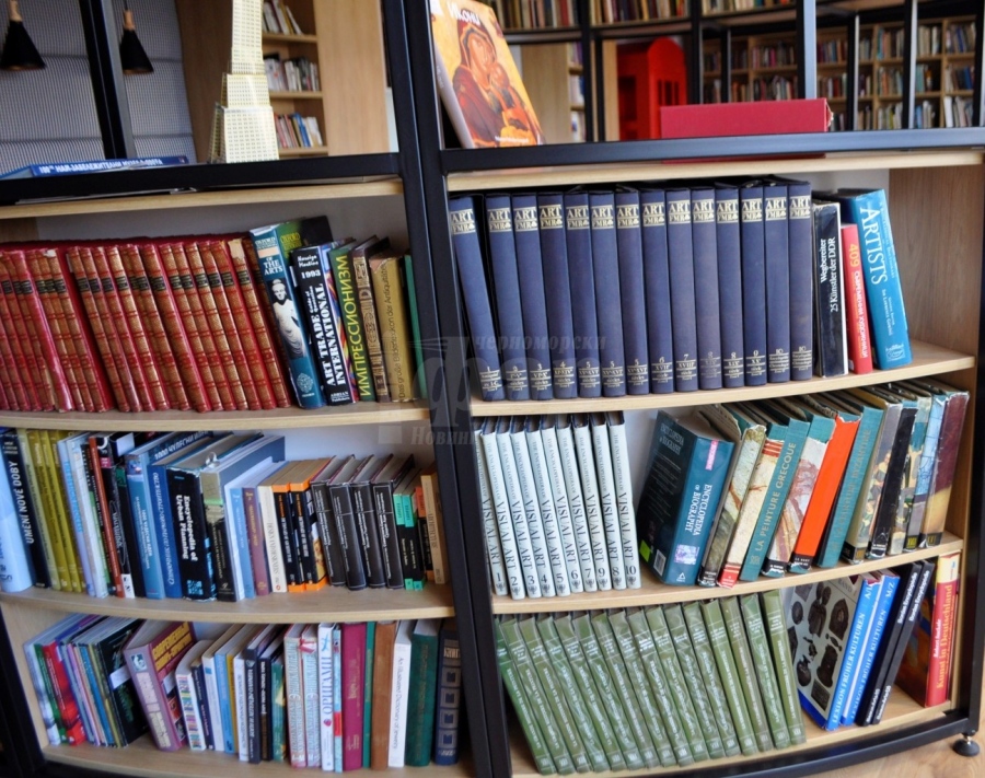 Читателите ще резервират книги от новата библиотека и от вкъщи