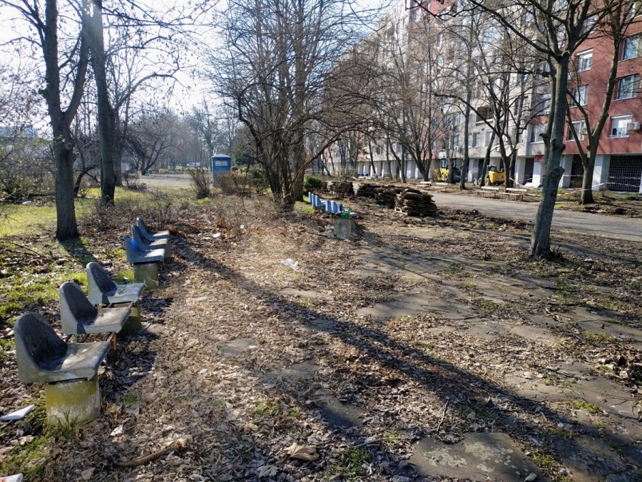 Обновяват още един парк в комплекс „Славейков“