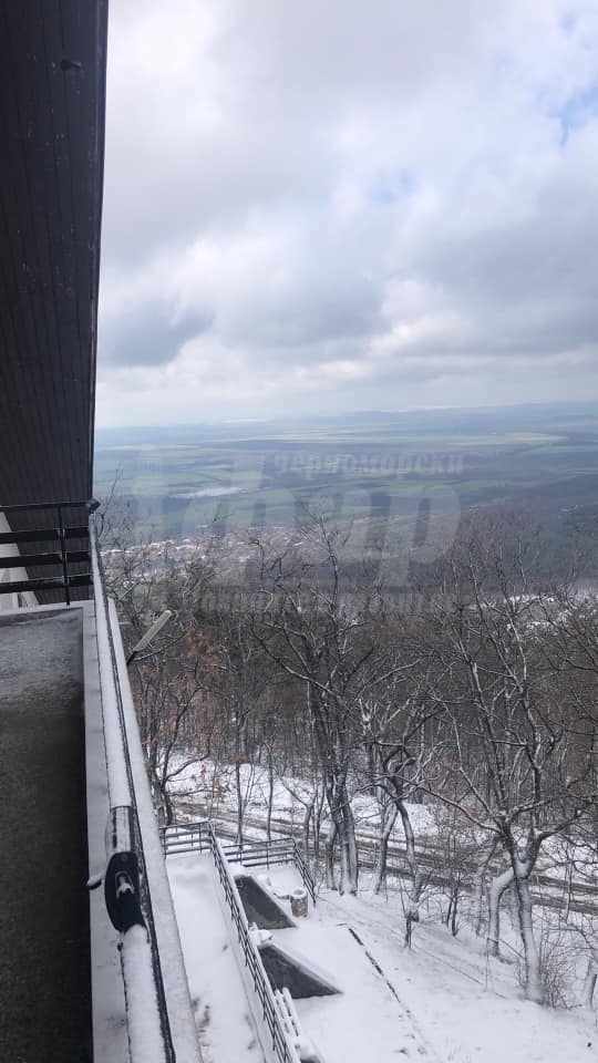 Планината над айтоското село Тополица побеля