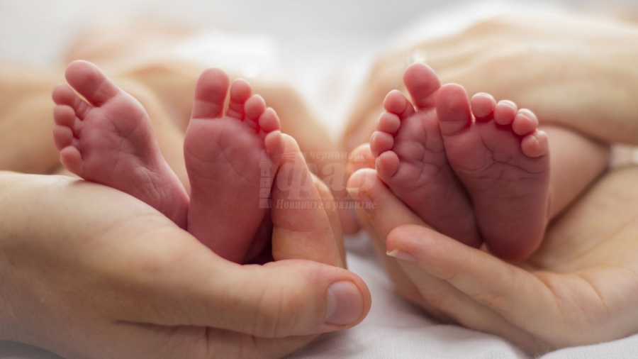 Жители на Карнобат помагат на новородените близнаци, чиито родители починаха в рамките на дни
