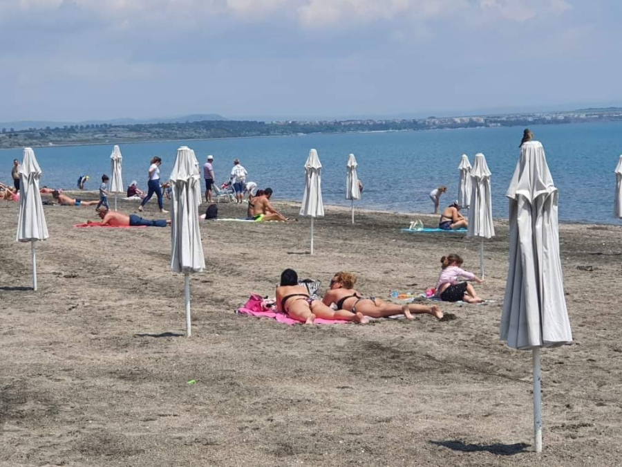 Стопаните на плажа „Бургас-север“:  Противоречие е 8 метра между чадърите, а в заведението на 1.5 метра от съседната маса