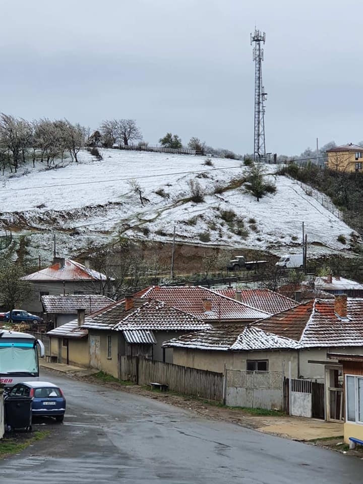 Застудяване и вятър, с възможност и за сняг в Бургаско