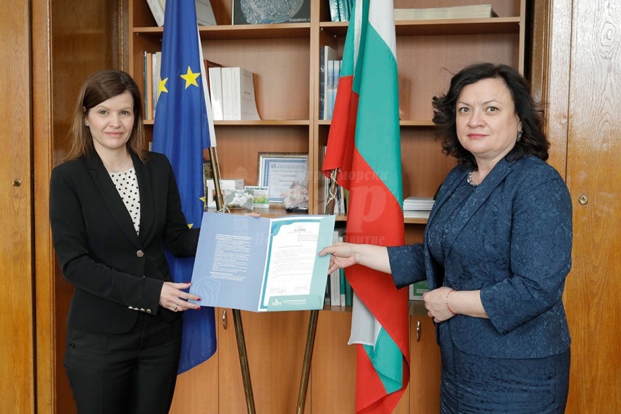 Ивелина Василева получи признание за своята работа от Сдружението на общините 