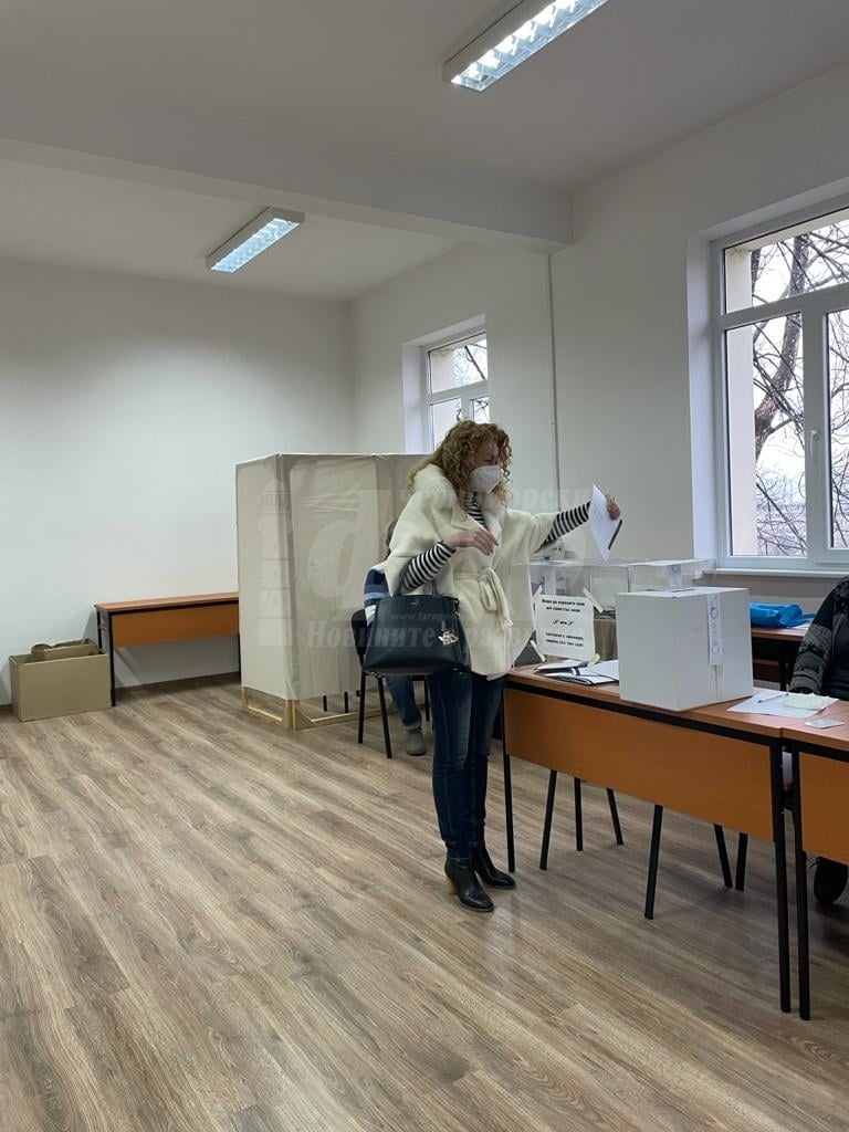Третата в бургаската листа на ГЕРБ-Деница Николова  вече пусна своя глас