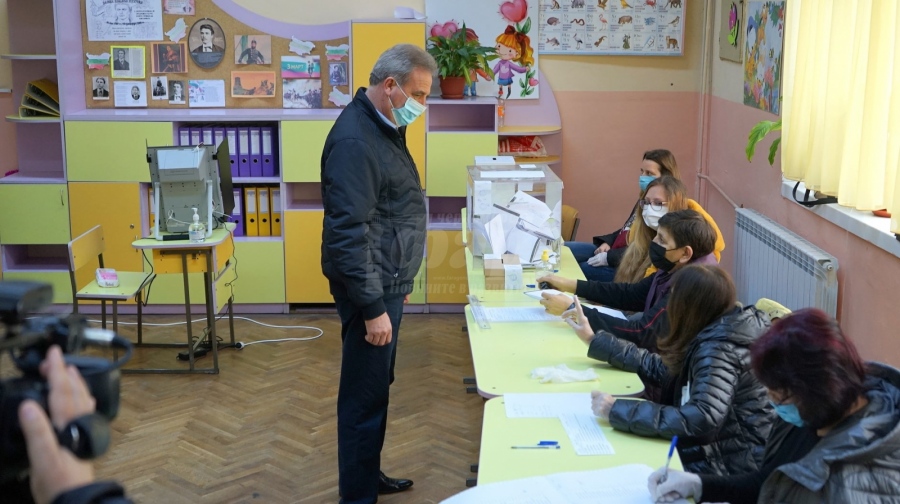 Кметът на Айтос Васил Едрев гласува за бъдещето на града и общината
