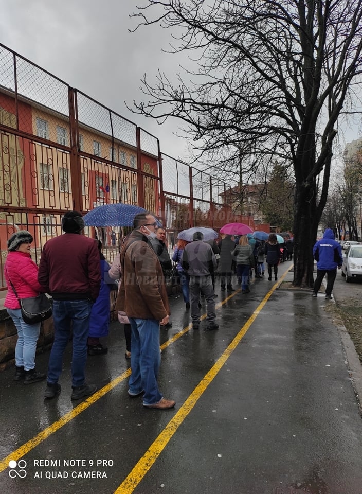 Опашка от желаещи да гласуват се изви пред бургаско училище