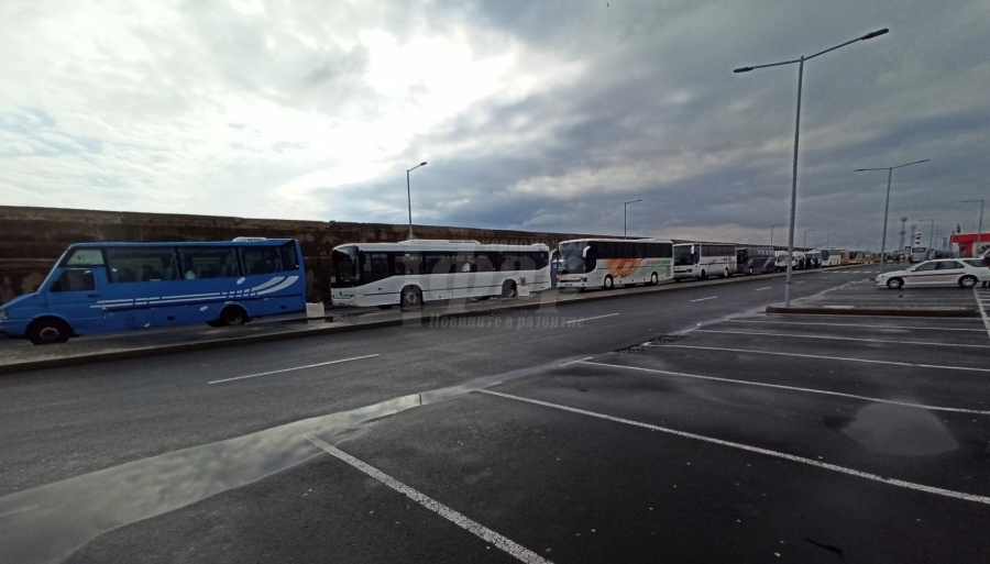 Десетки автобуси с бюлетини още чакат на Морска гара, членове на СИК вече са на предела на силите си