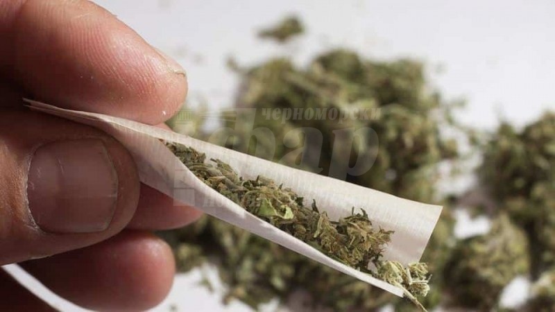 Спипаха охранител на училище пушел трева в деня на изборите