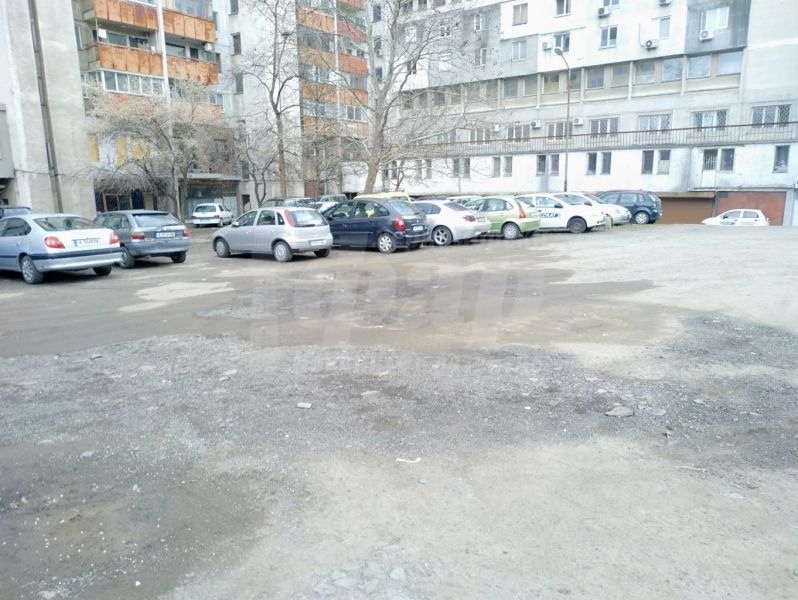 Блок 47 в Зорница ще се уреди с паркинг по програма