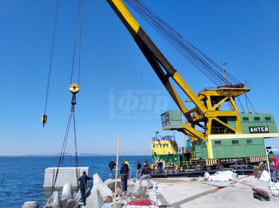 Плаващ кран ще работи по разширяването на пристана на остров Света Анастасия