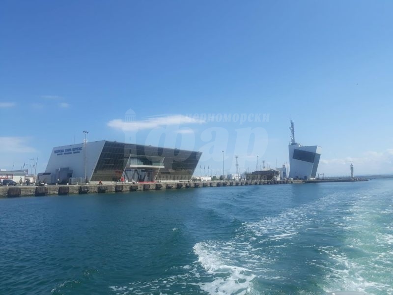 Кораб под панамски флаг влезе в бургаското пристанище  заради авария