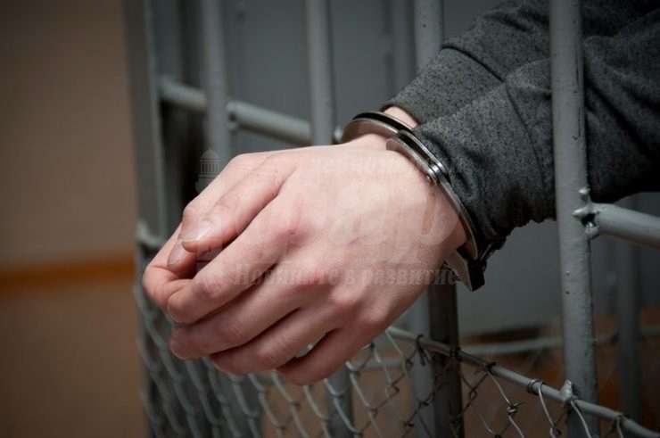 Арест за бургаски сводник пребивал и кълцал проститутка