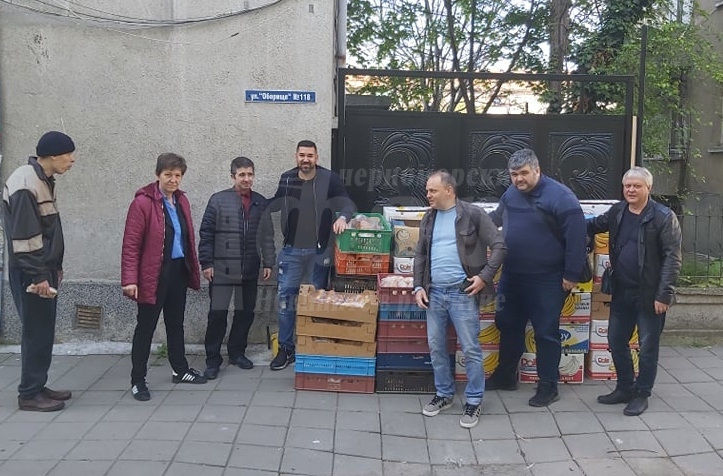 БСП Бургас дарява продукти на самотни хора