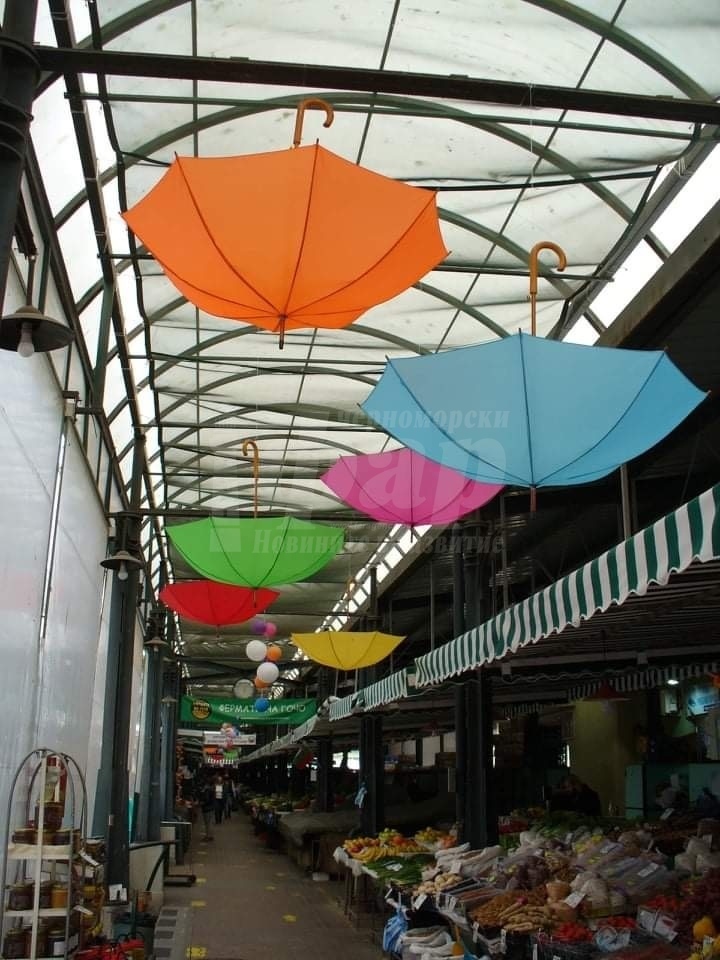 Цветни чадъри радват купувачи на пазара \
