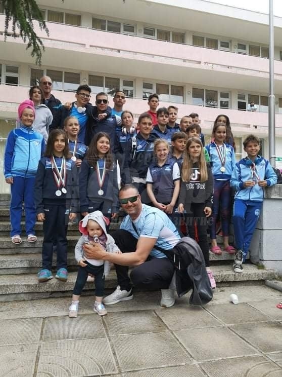 СК „Акулите – Бургас“ донесоха 11 медала и награда за най-добър състезател от турнир в Сандански