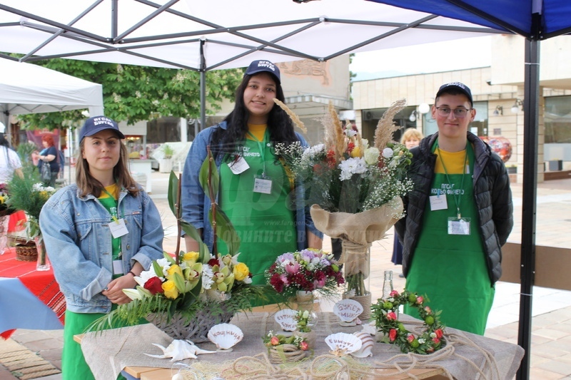 Строителната гимназия грабна първото място на състезанието по озеленяване и цветарство